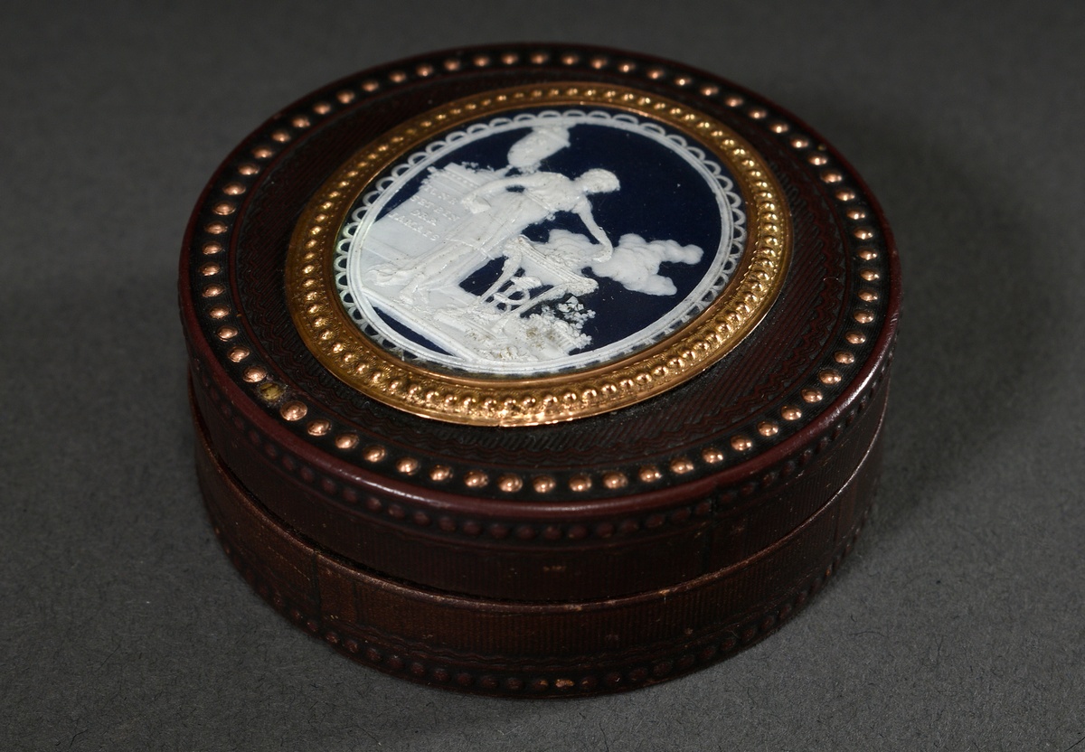 Small round snuffbox with microcarving in the lid "Woman at the altar of love" and inscription "Il  - Image 2 of 5