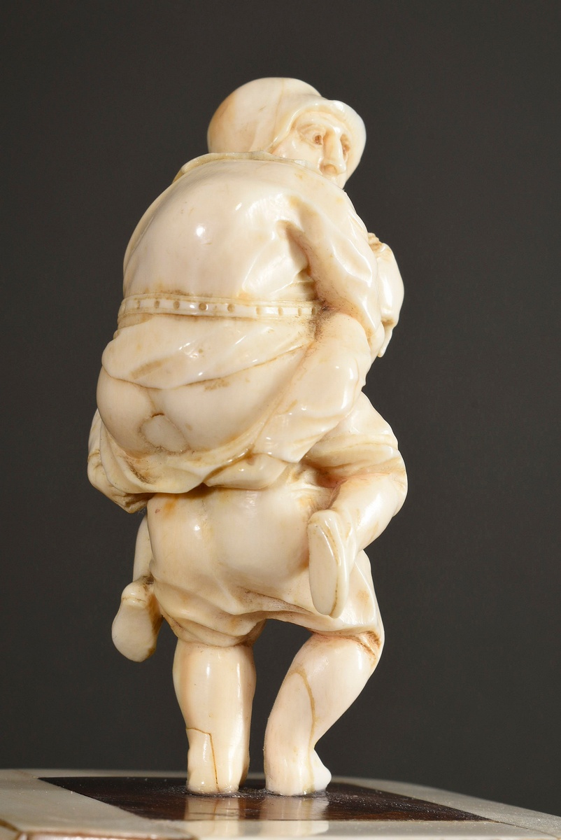 Fine ivory carving "Callot's Gnomes Piggyback" with screwable head on a high base with ivory and fo - Image 5 of 7