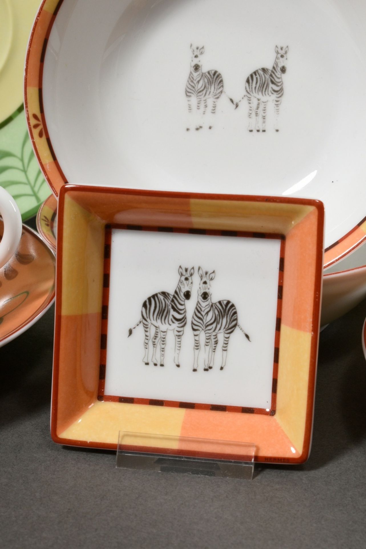 8 Pieces Hermès tableware "Africa" consisting of: 3 plates (Ø 22,5cm), 2 cups/4 UT (h. 7,5cm), 2 sm - Image 2 of 7