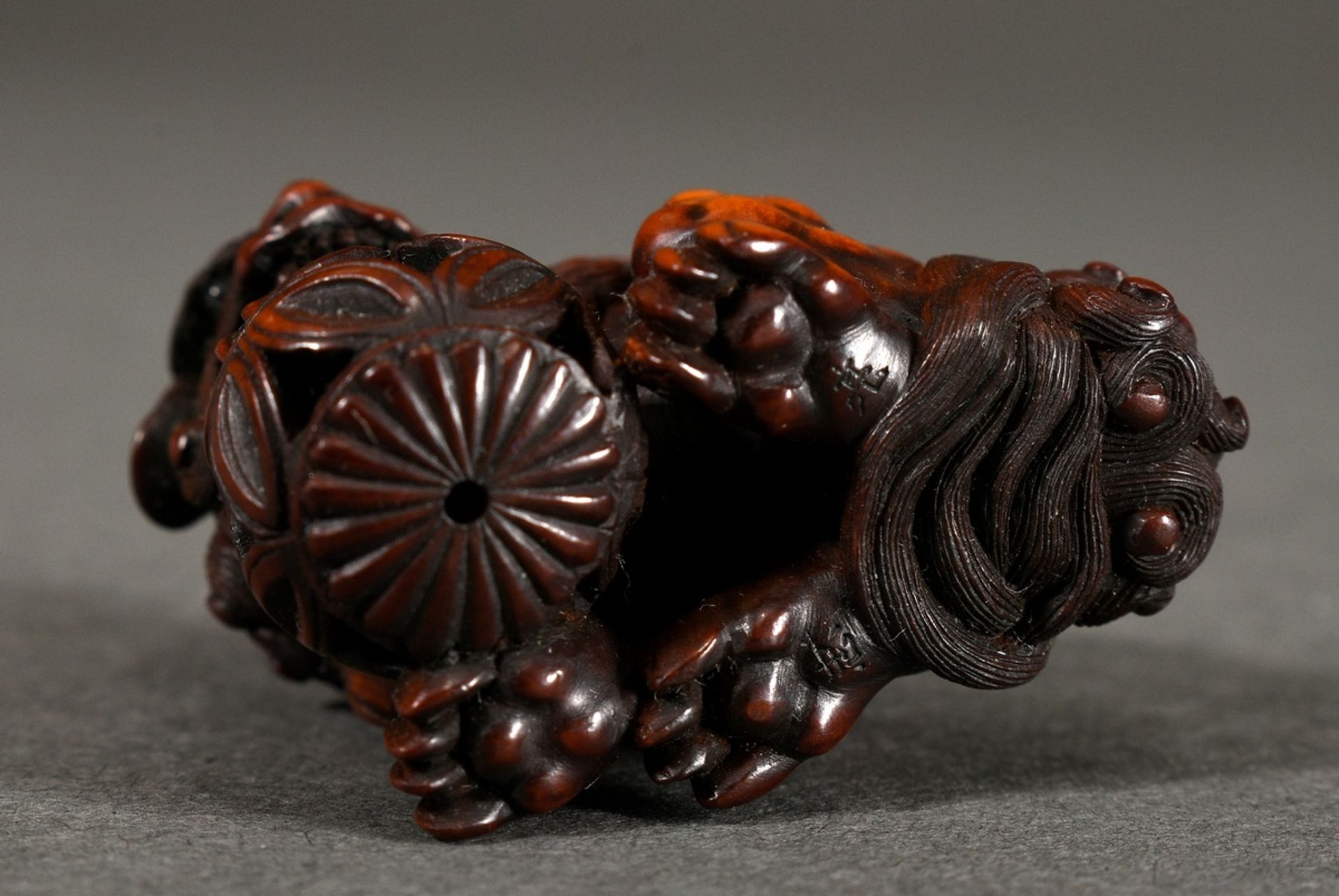 Very finely carved boxwood netsuke "Shishi with three movable balls in a basket", with eyes inlaid - Image 5 of 5