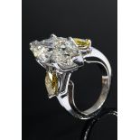 Platin Ring mit Diamant im Navetteschliff (ca.4.58ct/P2/TCA/M) und 2 seitlichen gelben Diamanten im