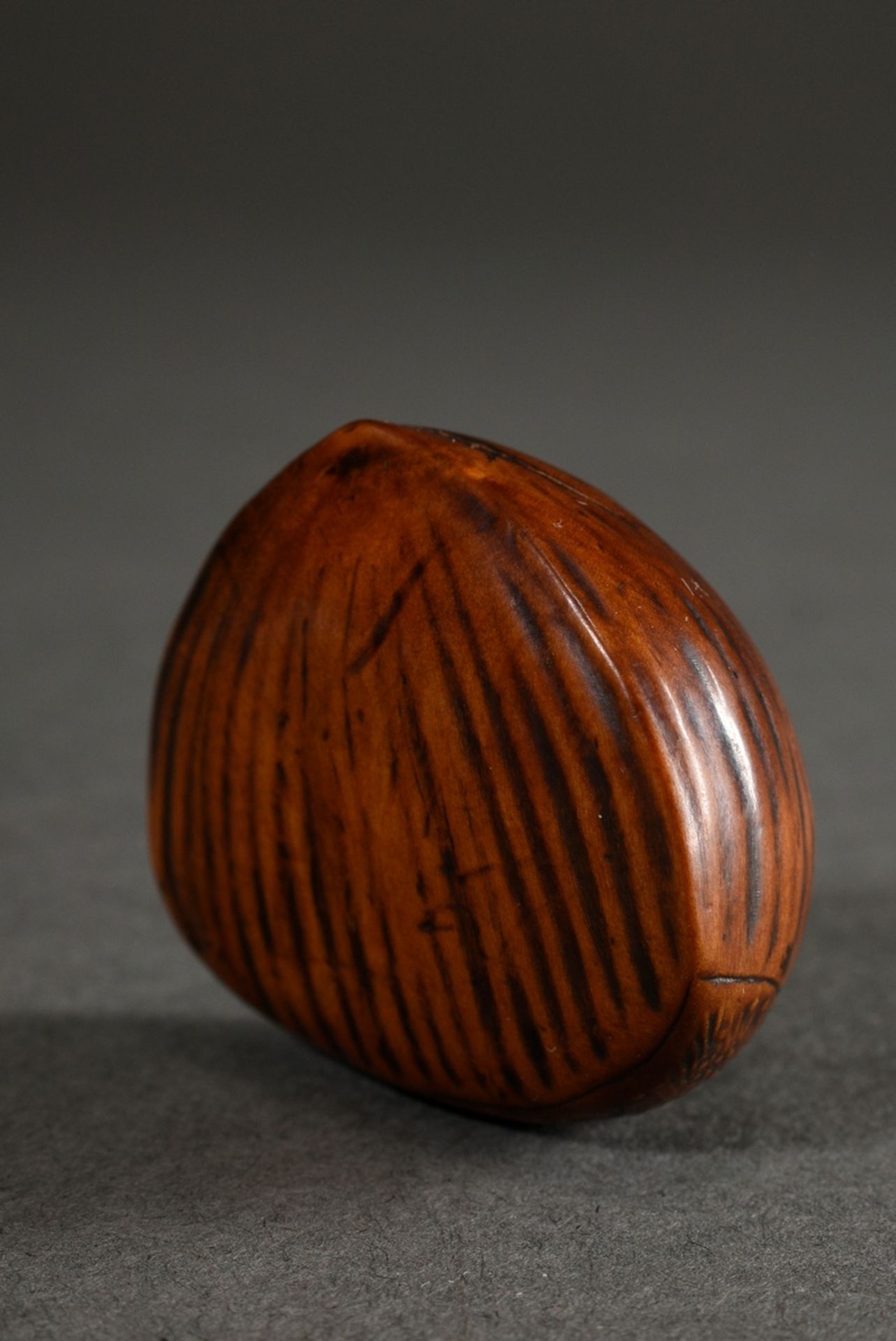 Boxwood netsuke "Chestnut", base with signature in Ukibori sign. Tadatoshi, beautiful patina of use - Image 3 of 7