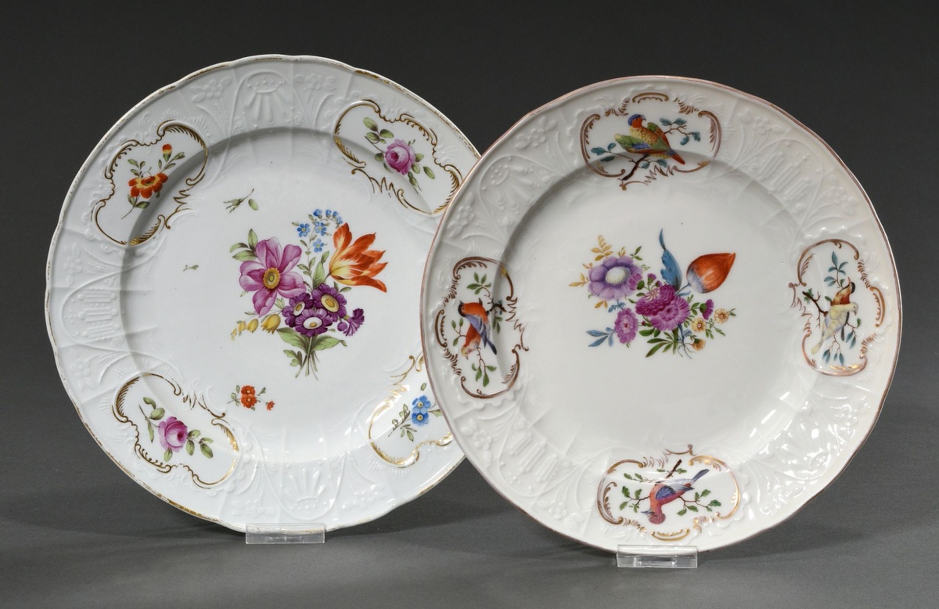 Pair of Meissen wall plates with Dulong relief decoration and polychrome painting ‚‚Flower bouquet‘