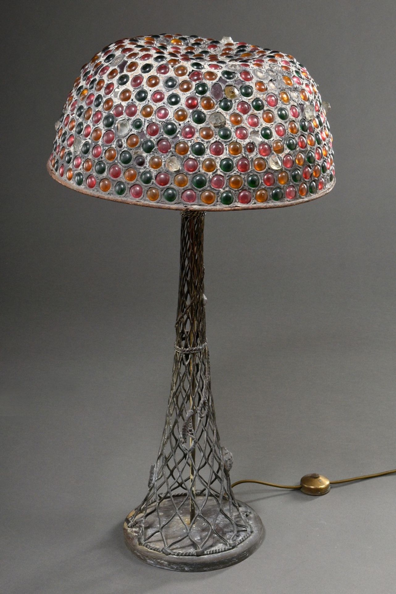 Große Lampe mit polychromer Steinschlag Kuppel und durchbrochenem  "Fischernetz" Fuß mit plastische - Bild 2 aus 6