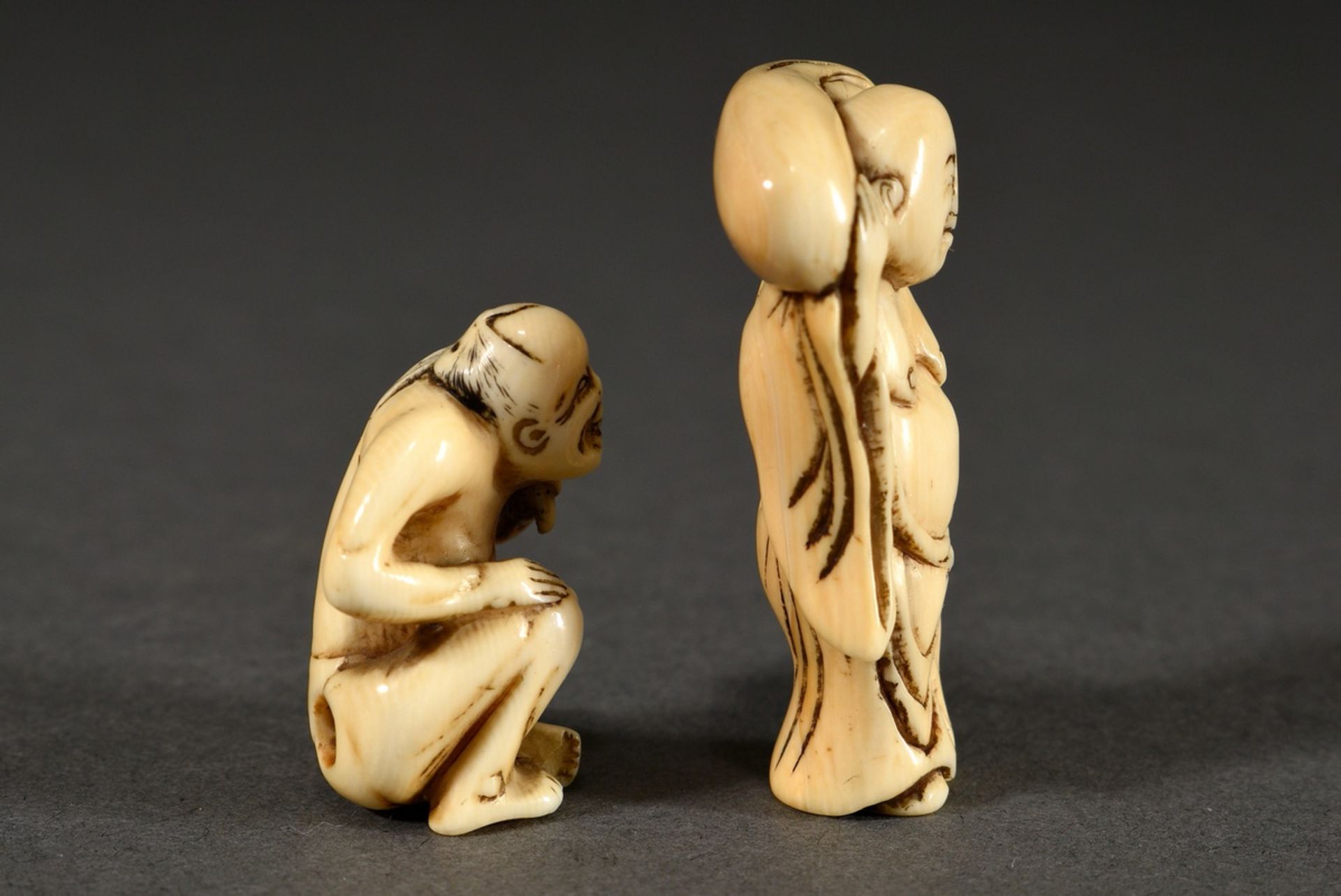 2 Various ivory netsukes "Sitting bather with cloth" (h. 3,5cm), use patina, and "Standing hotei wi - Image 3 of 5