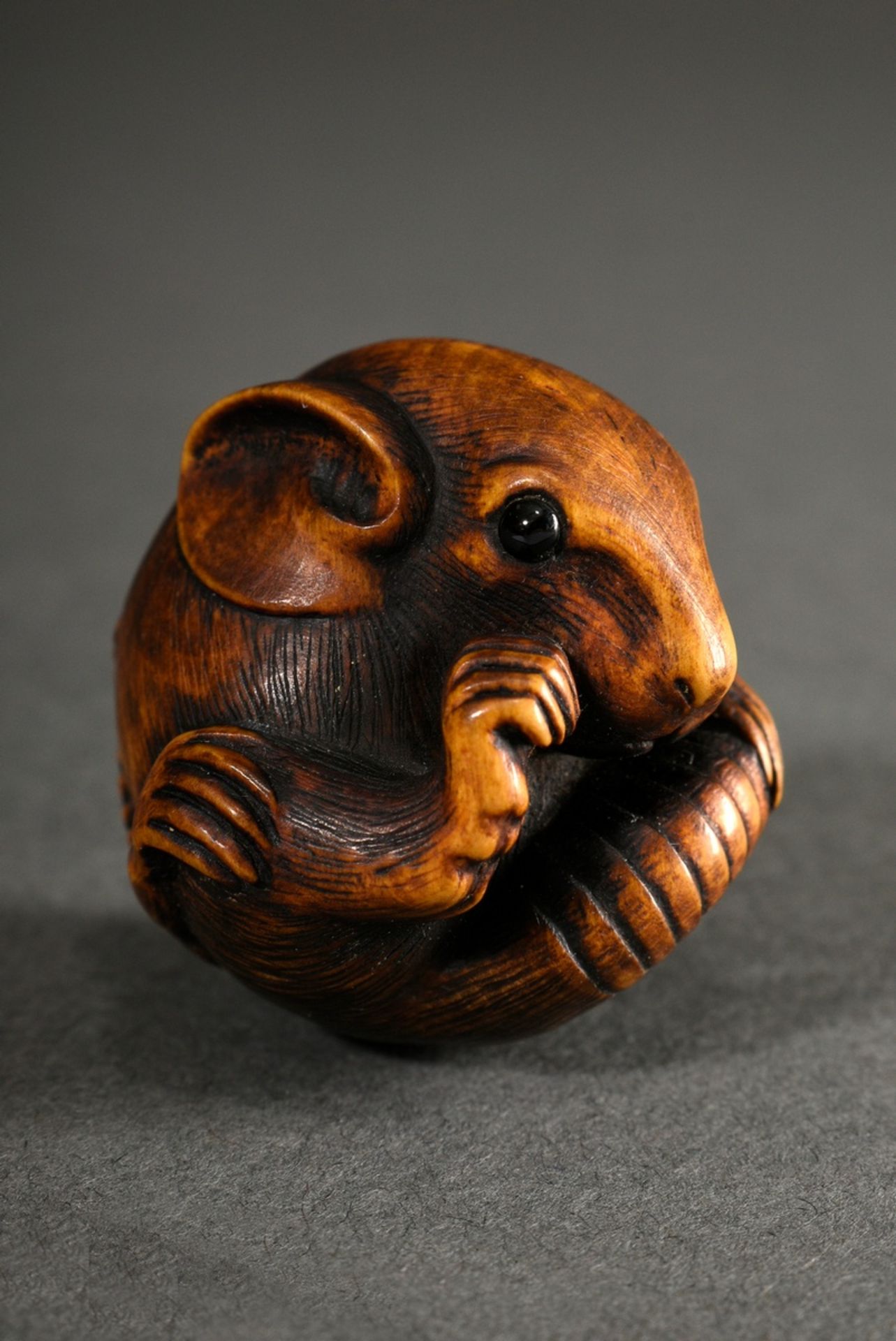 Boxwood netsuke "spherical rat" with eyes inlaid in horn, natural himotoshi through the right paw,  - Image 2 of 6