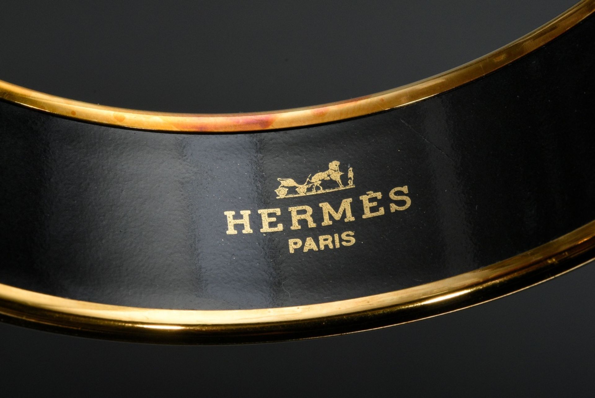 Wide Hermès bangle with brown and gold enamel print decoration "Schimmel und Quatenbänder", gilded  - Image 4 of 4