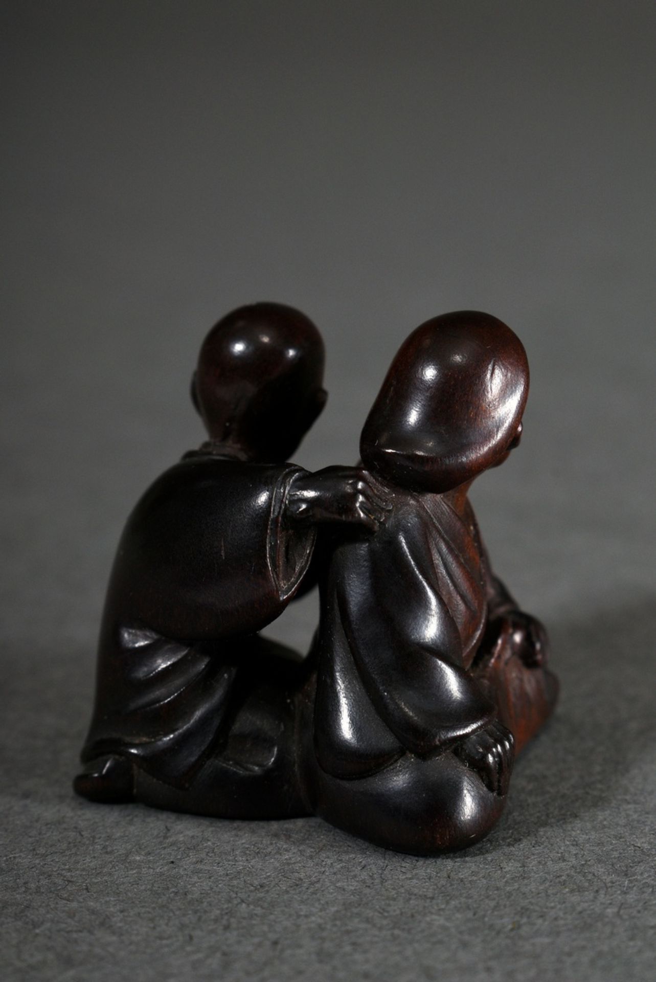 Boxwood netsuke "Masseur with patient", teeth of the patient inlaid in mother-of-pearl, sign.: Miwa - Image 2 of 5