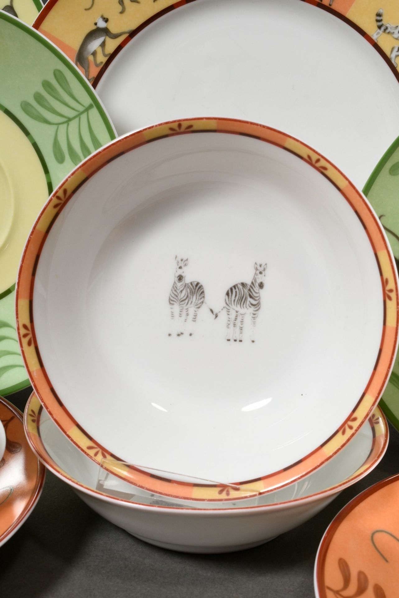 8 Pieces Hermès tableware "Africa" consisting of: 3 plates (Ø 22,5cm), 2 cups/4 UT (h. 7,5cm), 2 sm - Image 3 of 7