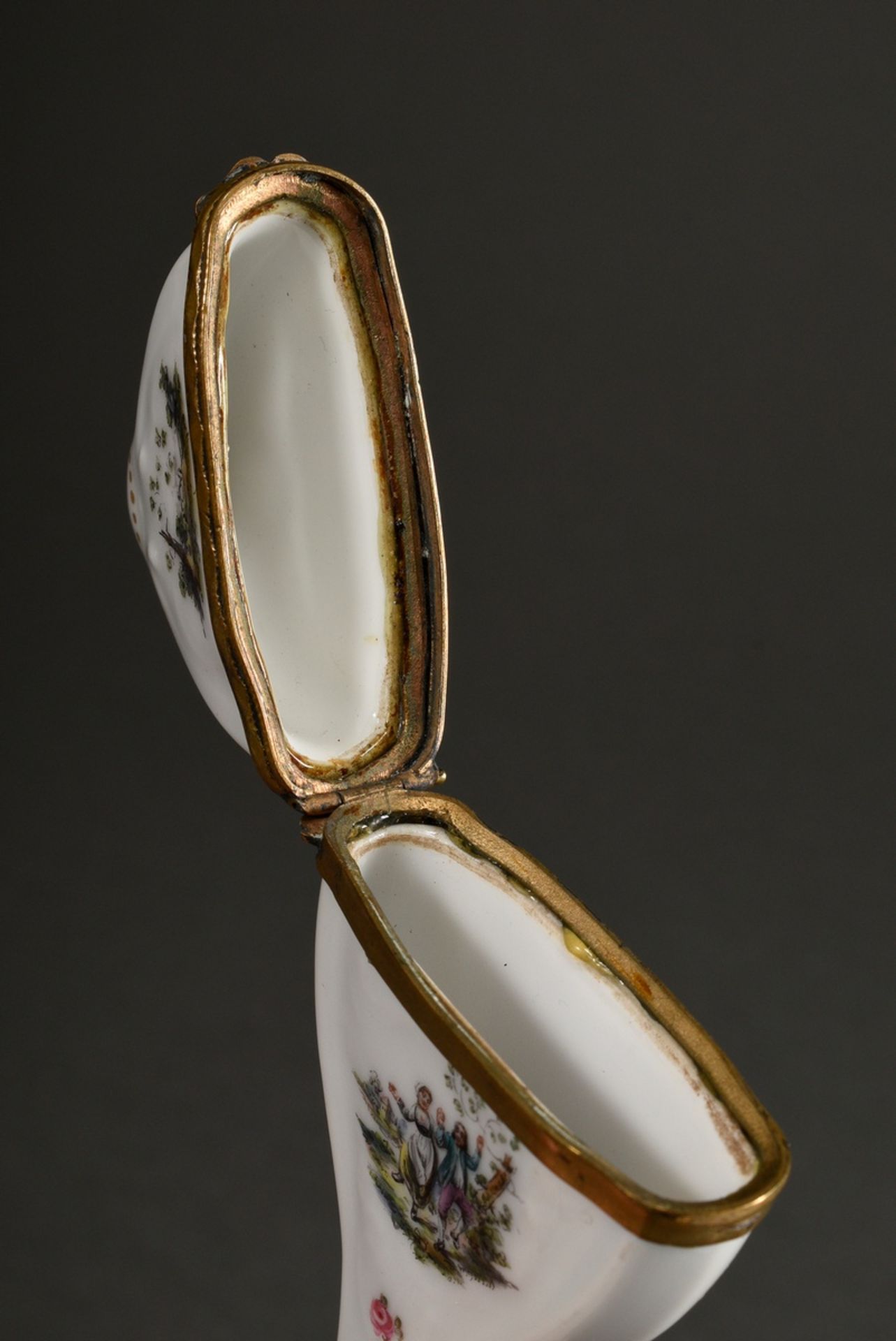 Porcelain scissors case with polychrome teniers scenes and brass mount, sideways golden Carl Theodo - Image 3 of 5