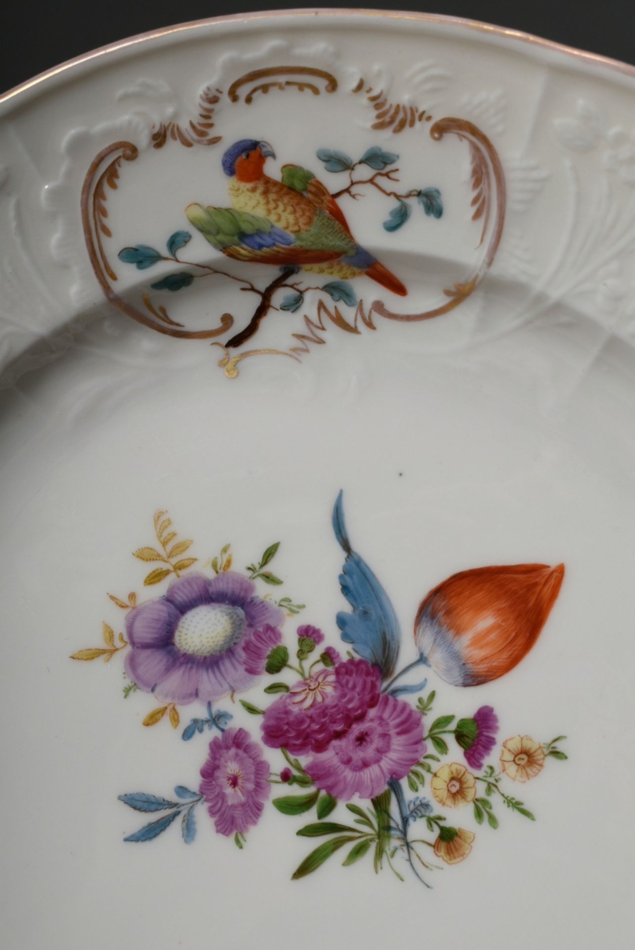 Pair of Meissen wall plates with Dulong relief decoration and polychrome painting ‚‚Flower bouquet‘ - Image 4 of 7