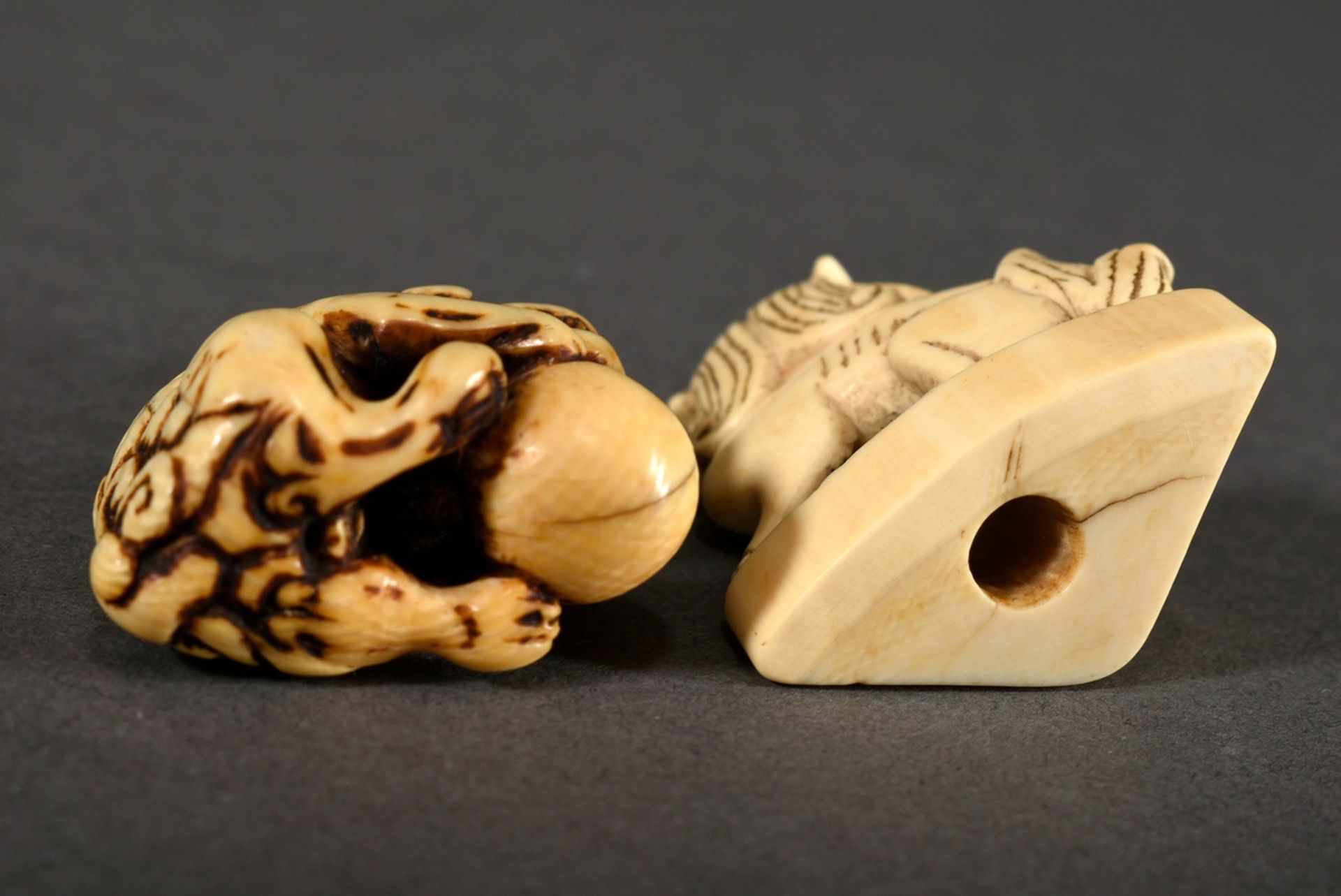 2 Various ivory netsukes "Shishi with ball" (h. 3cm, patina, crack) and "Sitting Shishi on base" (h - Image 4 of 5