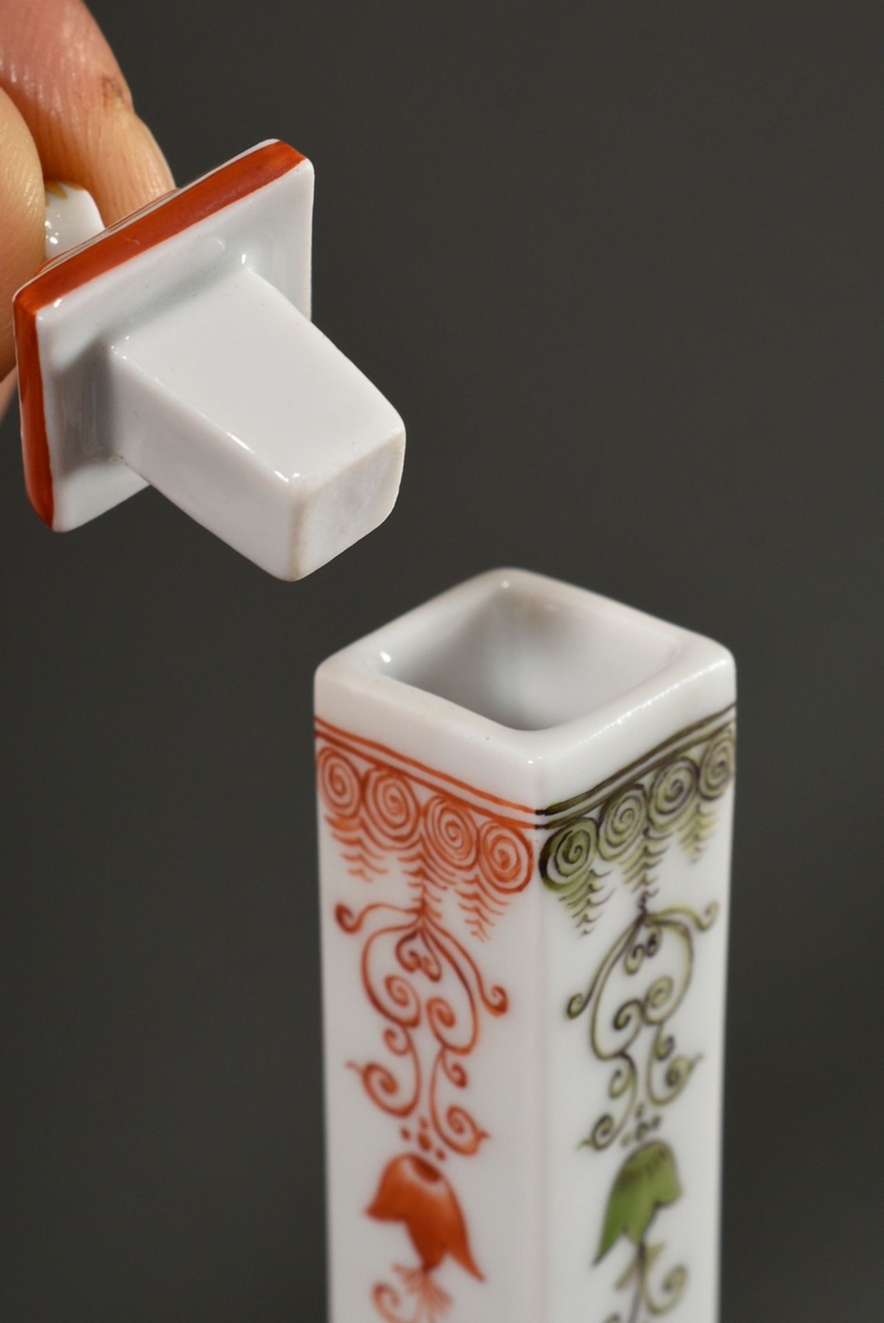 Meissen square sake bottle after Asian model with polychrome Kakiemon decor "flower tendrils" on wh - Image 3 of 4