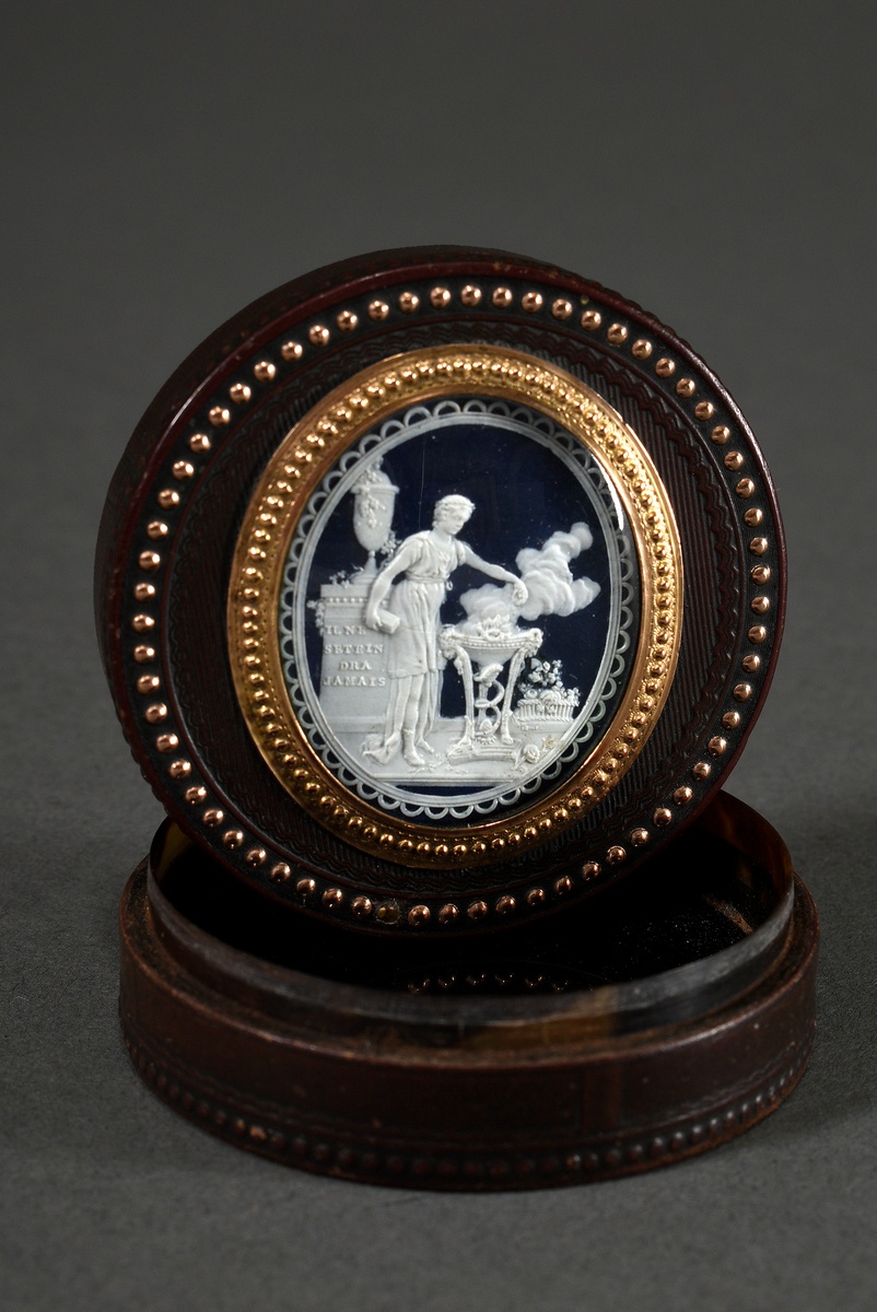 Small round snuffbox with microcarving in the lid "Woman at the altar of love" and inscription "Il 