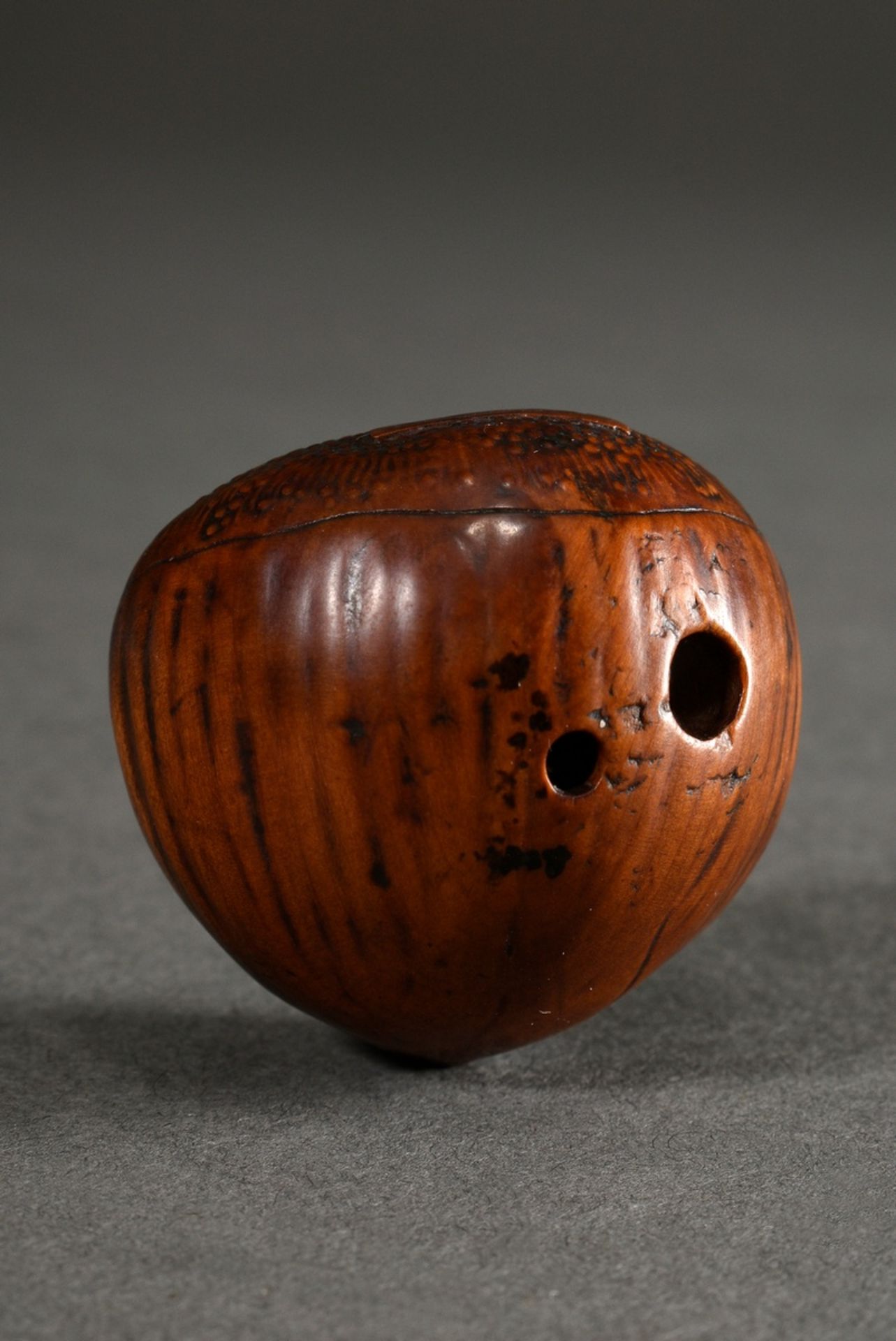 Boxwood netsuke "Chestnut", base with signature in Ukibori sign. Tadatoshi, beautiful patina of use