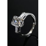 Platin Ring mit Diamant Solitär im rechteckigen Treppenschliff (ca. 2.17ct/SI/W) und 2 Baguettedia