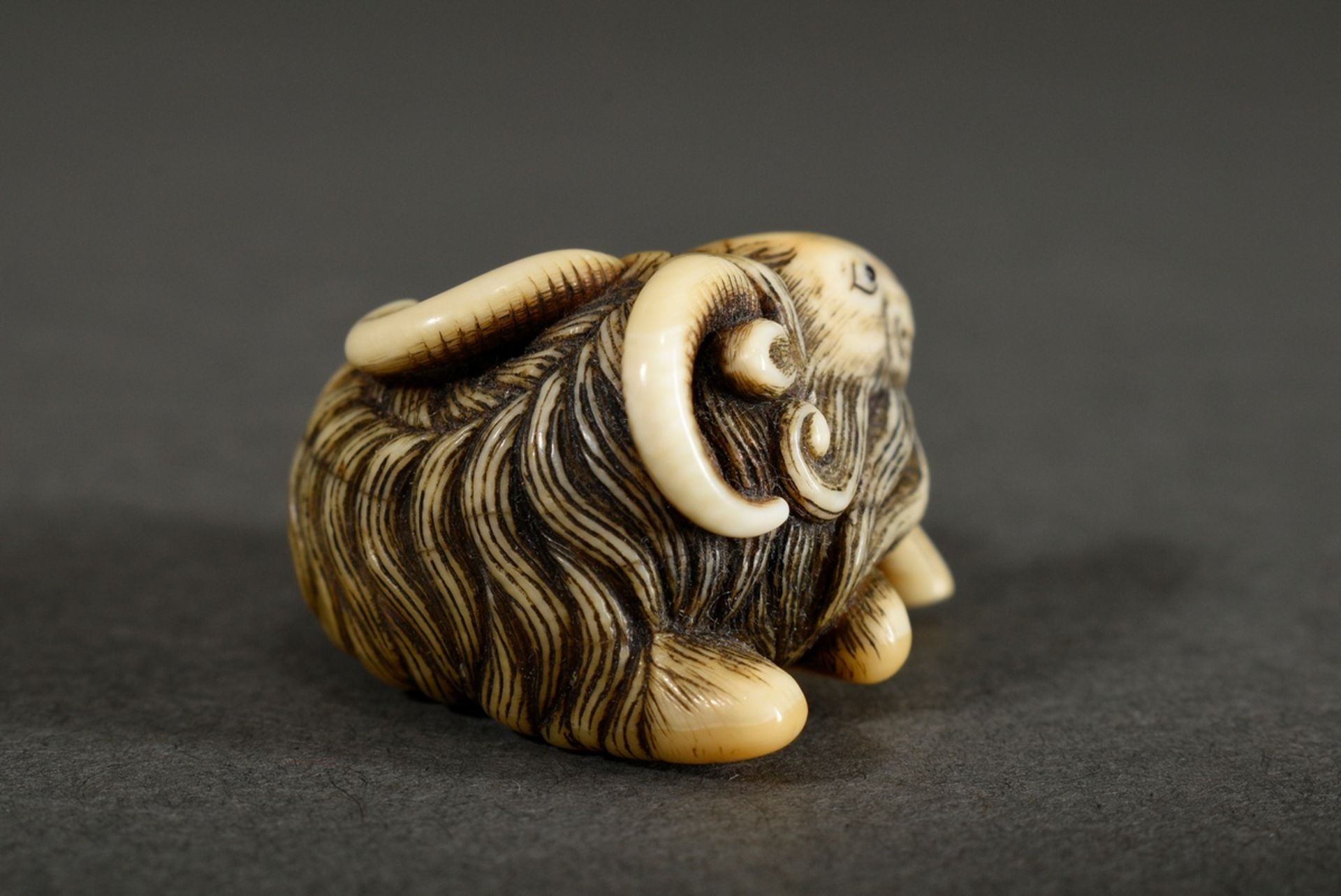 Ivory netsuke "Rolled-in mountain goat" with inlaid eyes of black horn and engraved fur, golden pat - Image 3 of 6