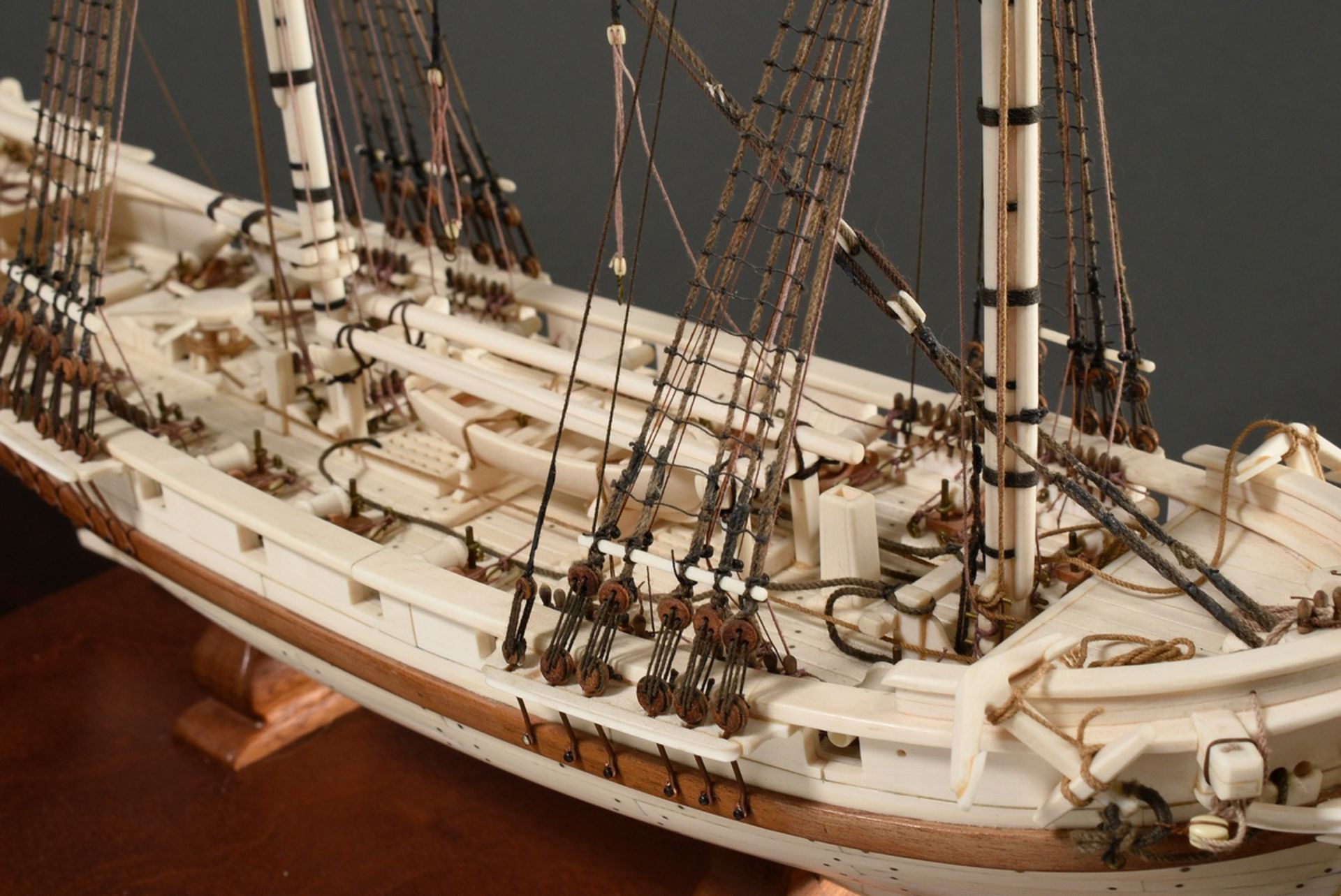 Scrimshaw model ship of the 18 gun brig "Irene" with filigree rigging on wooden base, detailed hand - Image 3 of 15