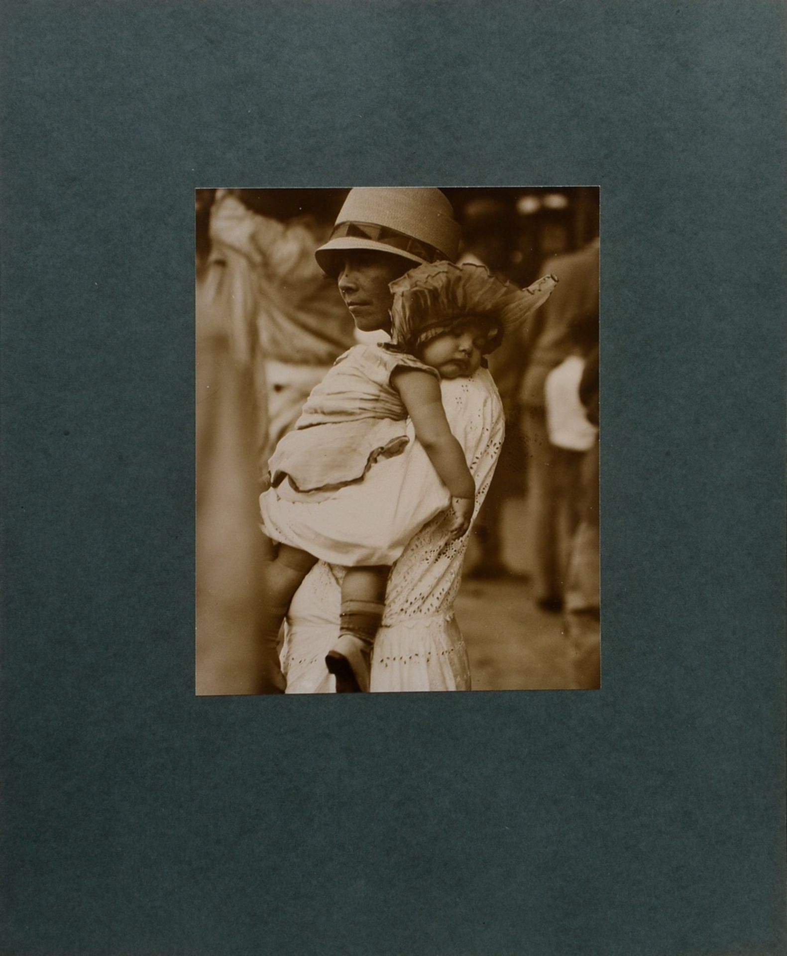 Thalemann, Else (1901-1985) "Reiseimpressionen, Mutter und Kind", Fotografie auf Karton montiert, v - Bild 2 aus 3