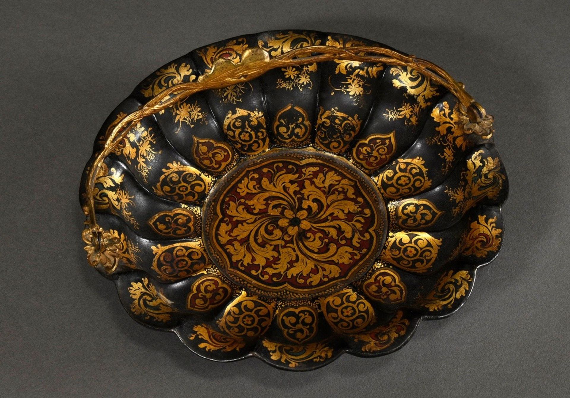 Flower-shaped papier-mâché bowl with a vegetal metal handle and floral gold painting on a red and g - Image 3 of 8