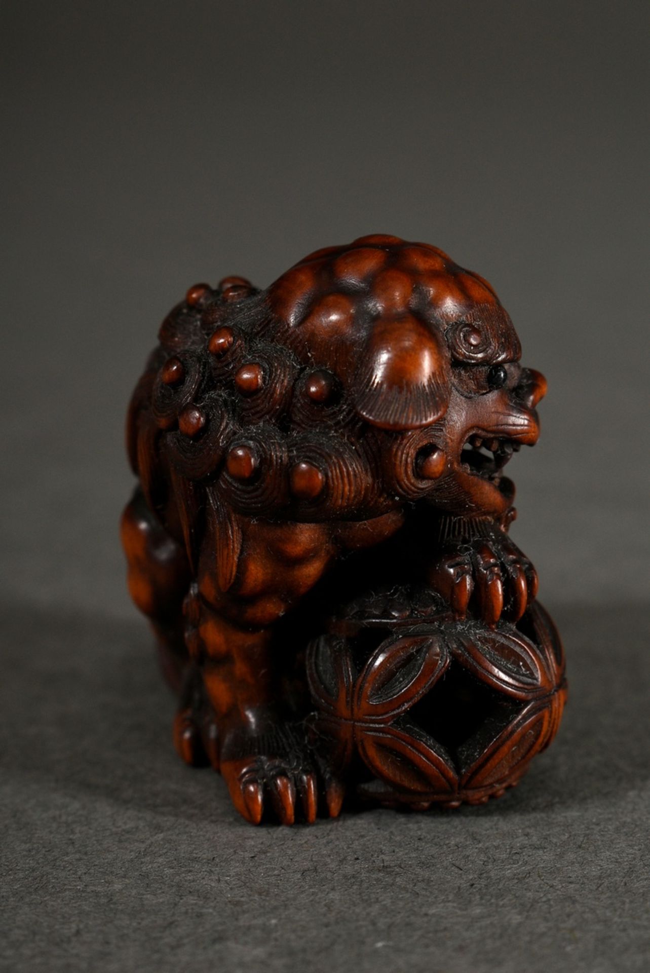 Very finely carved boxwood netsuke "Shishi with three movable balls in a basket", with eyes inlaid - Image 2 of 5