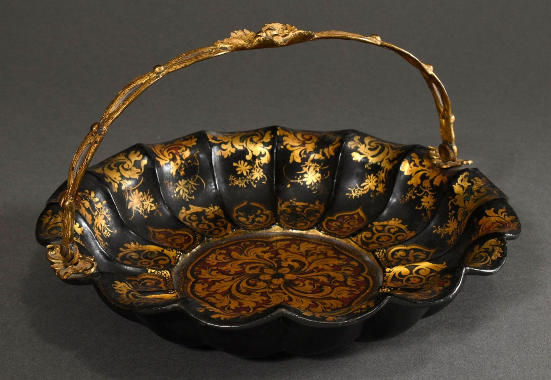 Flower-shaped papier-mâché bowl with a vegetal metal handle and floral gold painting on a red and g - Image 2 of 8