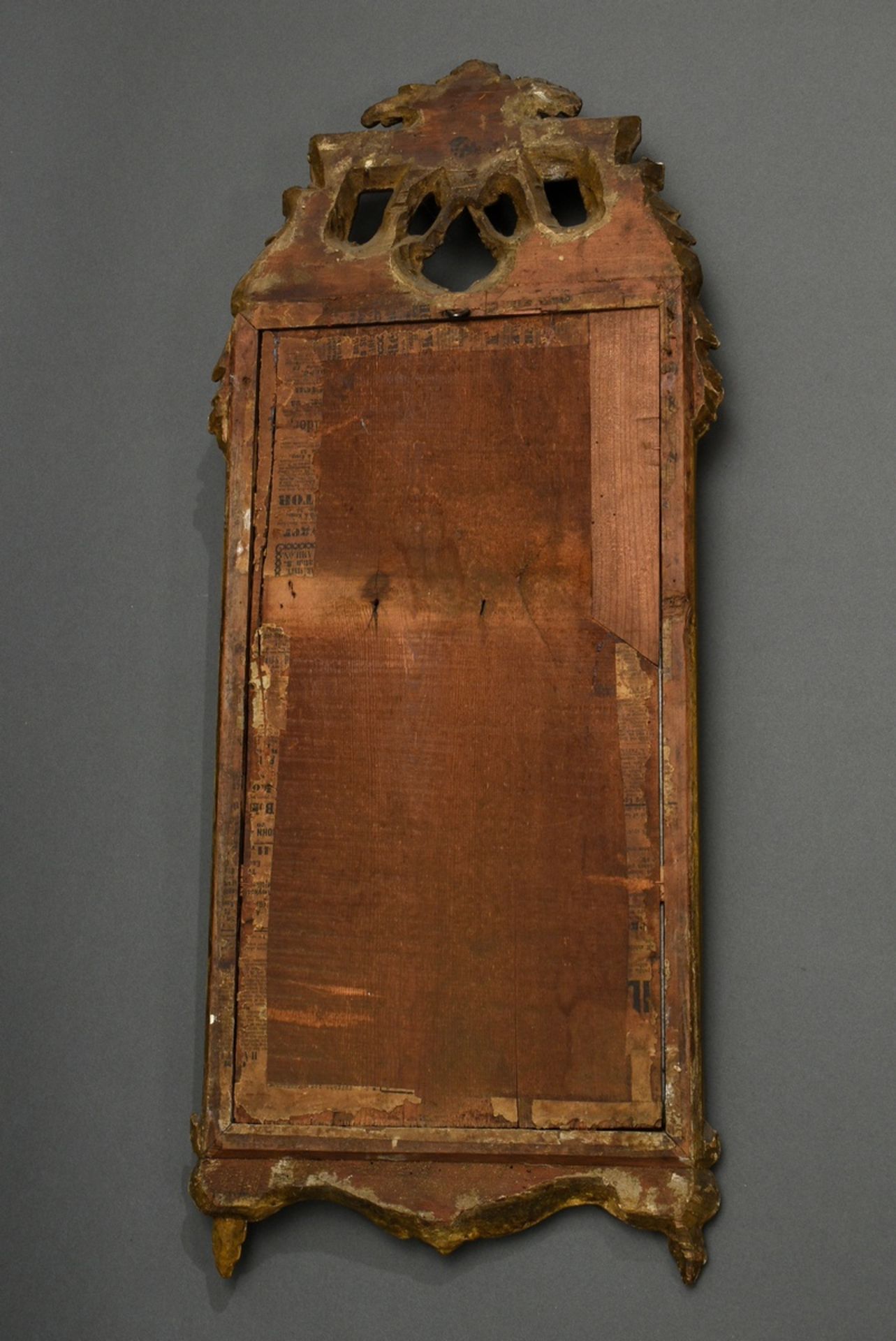 Kleiner Konsolspiegel mit durchbrochen geschnitztem Aufsatz „Akanthus und Blütenfestons“, Holz verg - Bild 4 aus 4