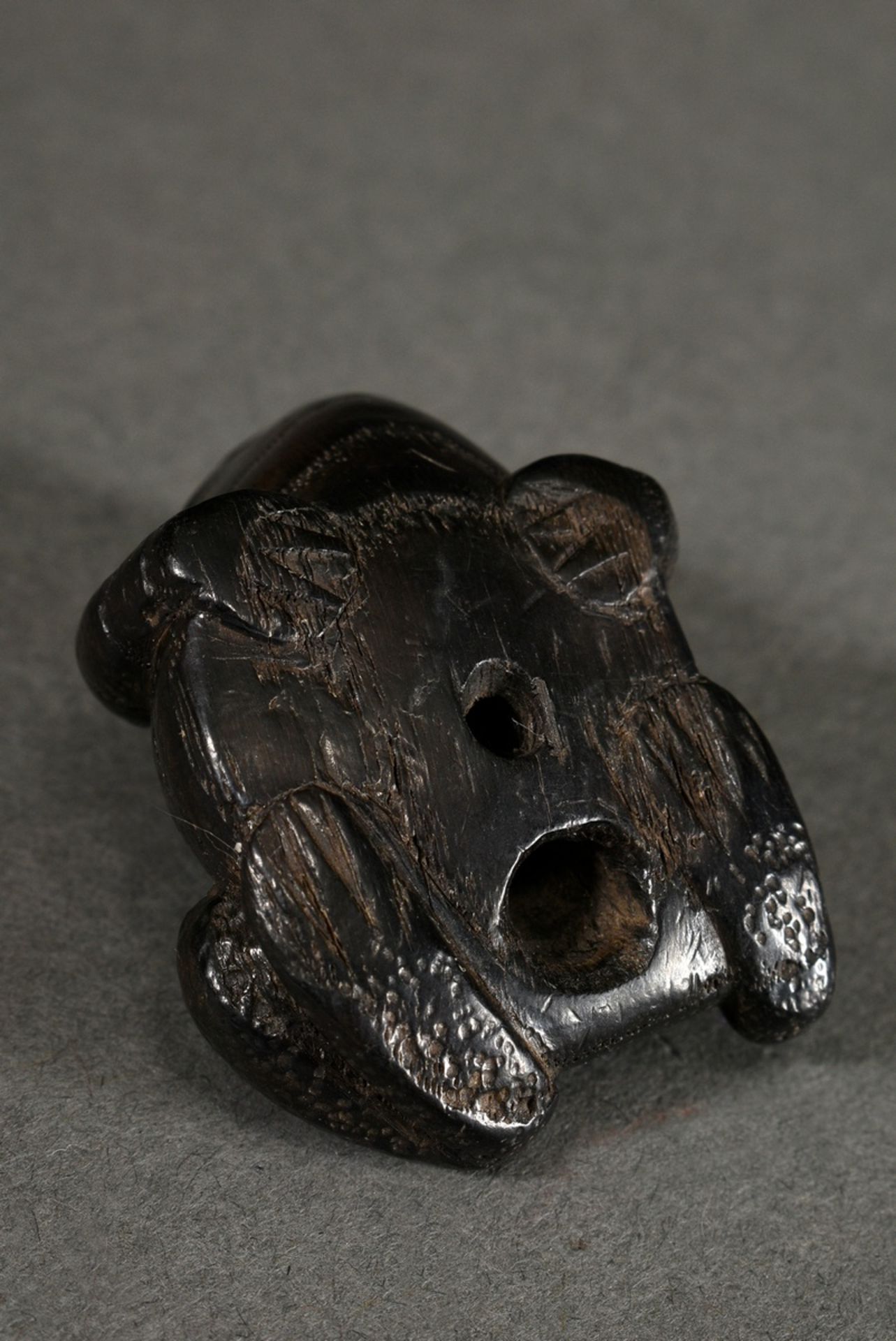 Ebenholz Netsuke "Großer, kräftiger Frosch" mit aus Messing und schwarzem Horn doppelt eingelegten  - Bild 5 aus 5