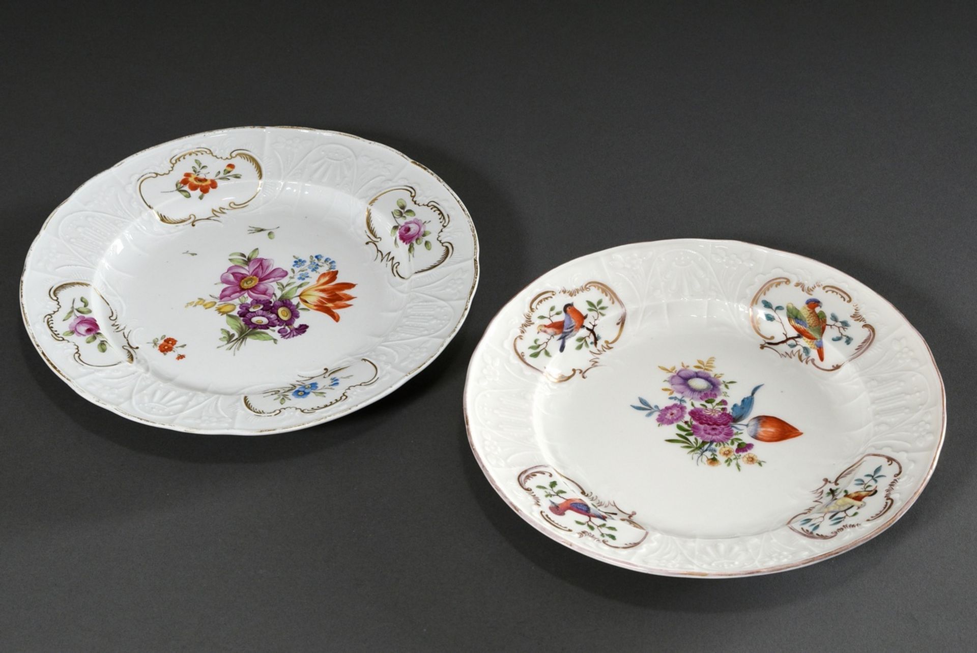 Pair of Meissen wall plates with Dulong relief decoration and polychrome painting ‚‚Flower bouquet‘ - Image 2 of 7