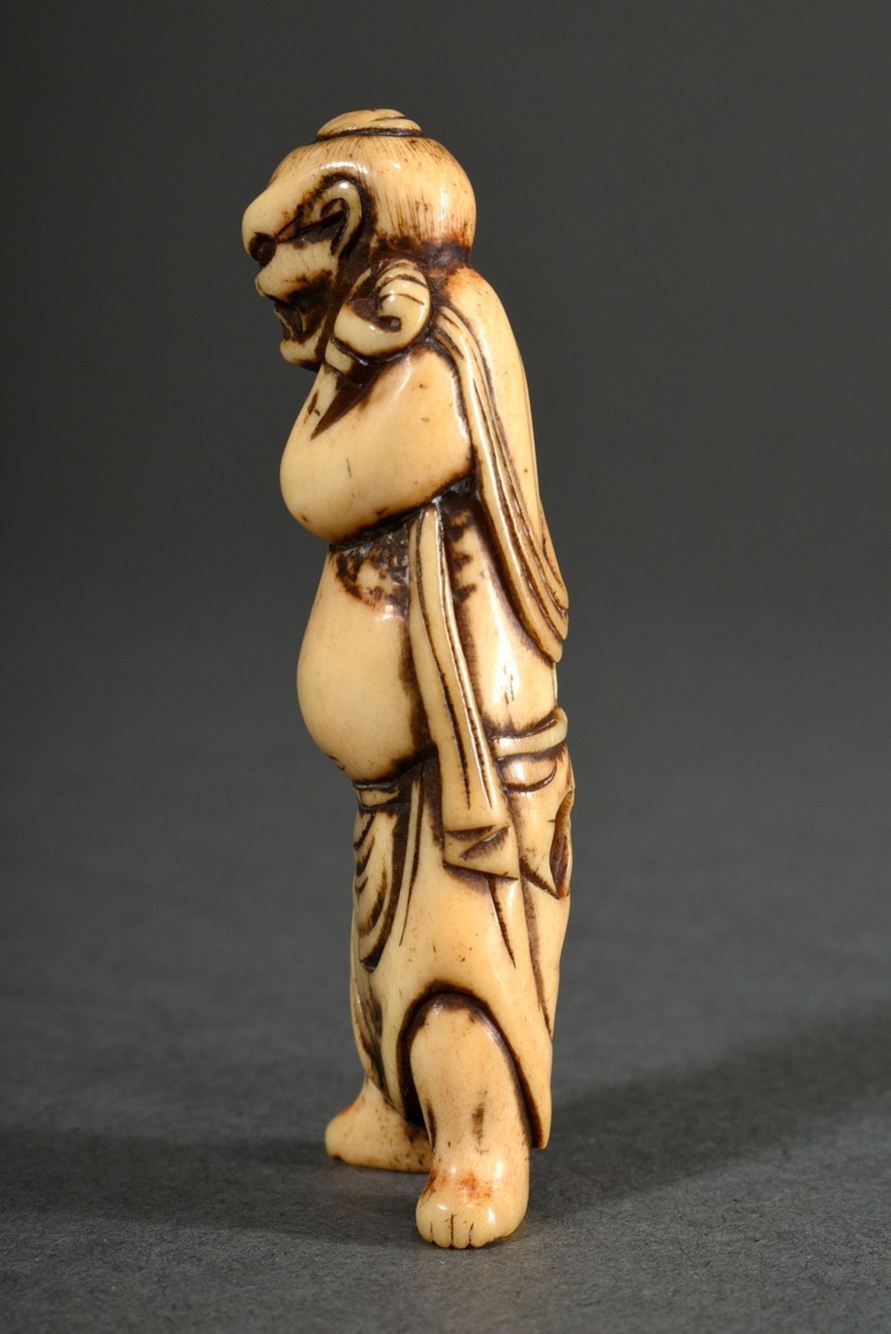 Staghorn netsuke "Grim looking temple guard Nio", shiny patina, h. 7,6cm, provenance: North German  - Image 4 of 5