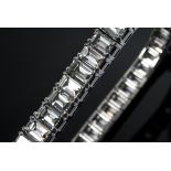 Opulentes Platin Tennisarmband mit verlaufenden Diamanten im Baguetteschliff (zus. ca. 23ct/VSI-SI/