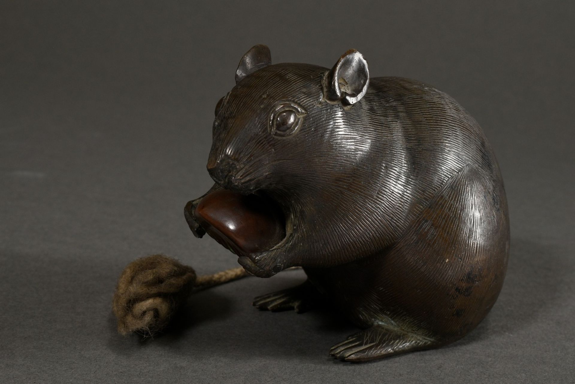 Japanese bronze "Rat with chestnut", sign., Meiji period, h. 9,5cm, tail replaced - Image 3 of 6