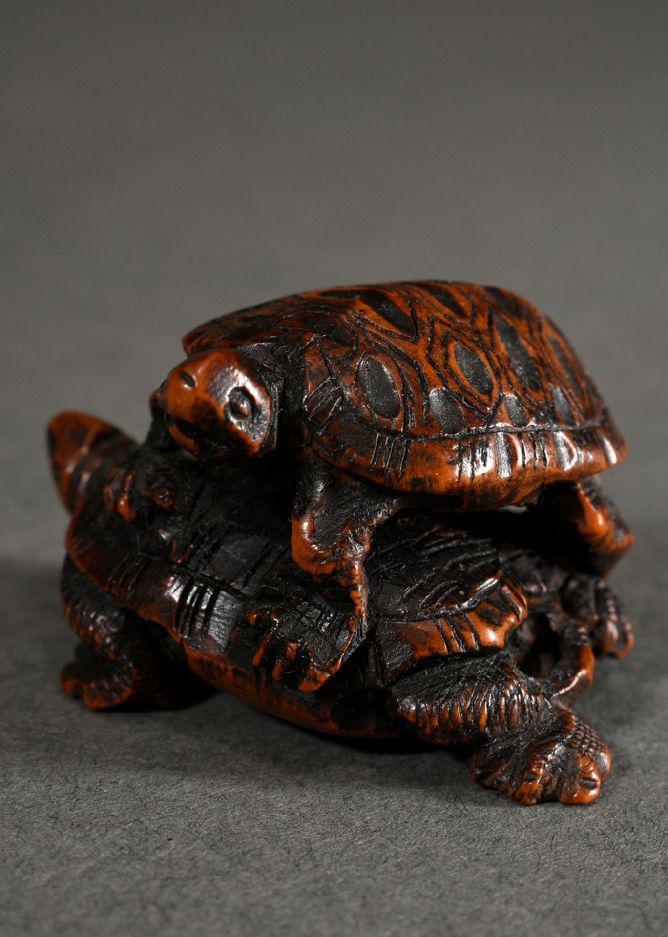 Boxwood netsuke "Two turtles standing on each other", finely carved details, strongly coloured, sig - Image 4 of 5