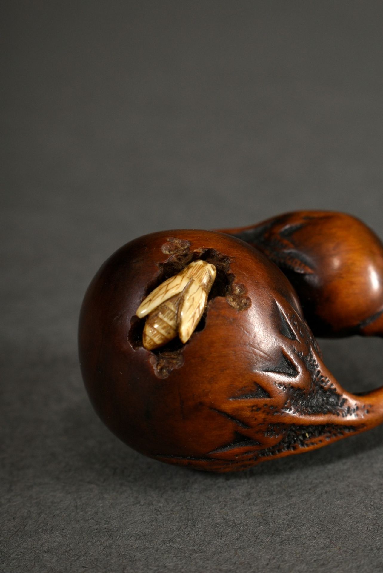 Boxwood netsuke "Small and large aubergine", with a wasp made of staghorn worked into the large aub - Image 4 of 5
