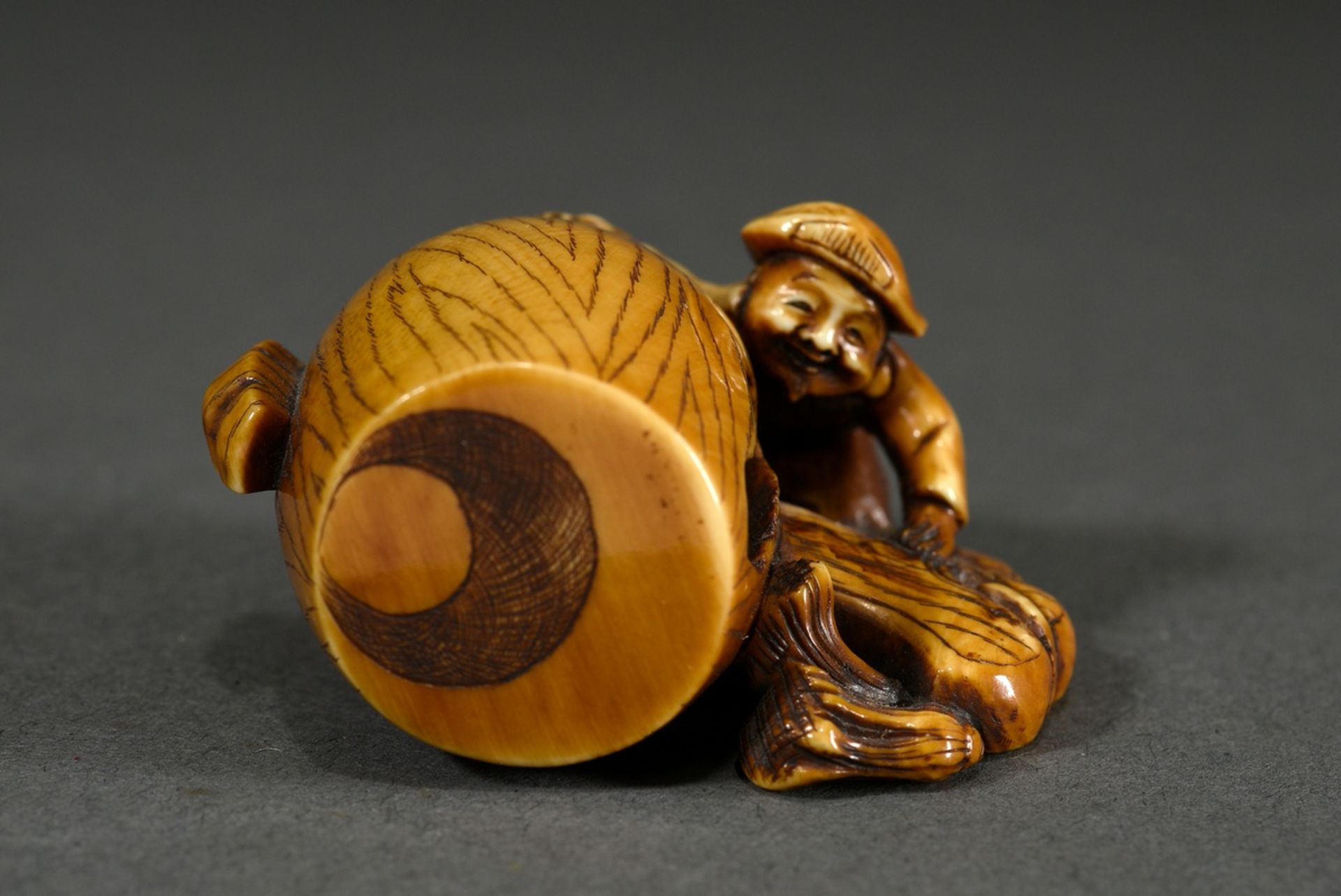 Ivory netsuke "Daikoku with huge rotten lucky hammer", patinated, incised signature, 4x5x2,5cm, per - Image 2 of 7