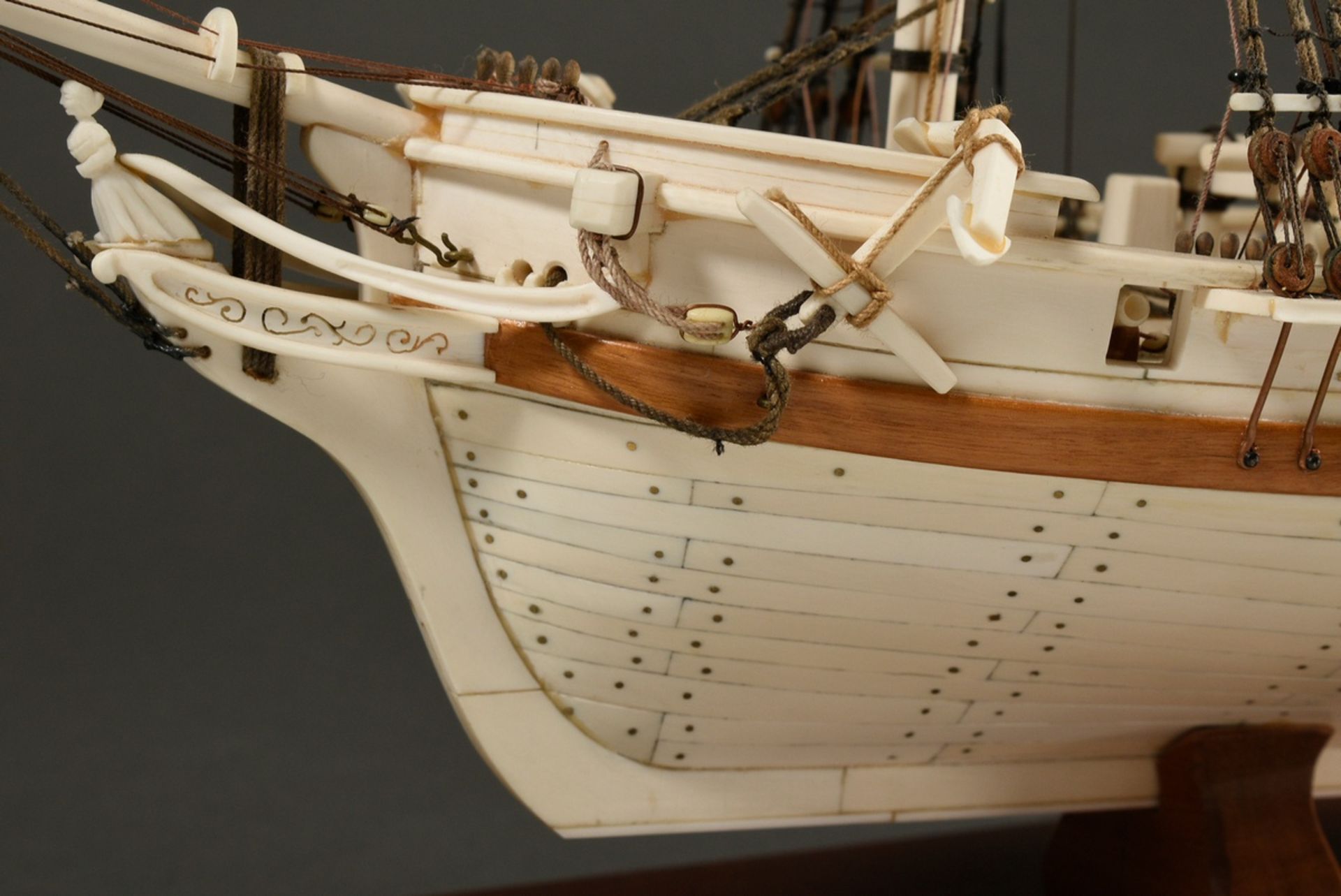 Scrimshaw model ship of the 18 gun brig "Irene" with filigree rigging on wooden base, detailed hand - Image 9 of 15