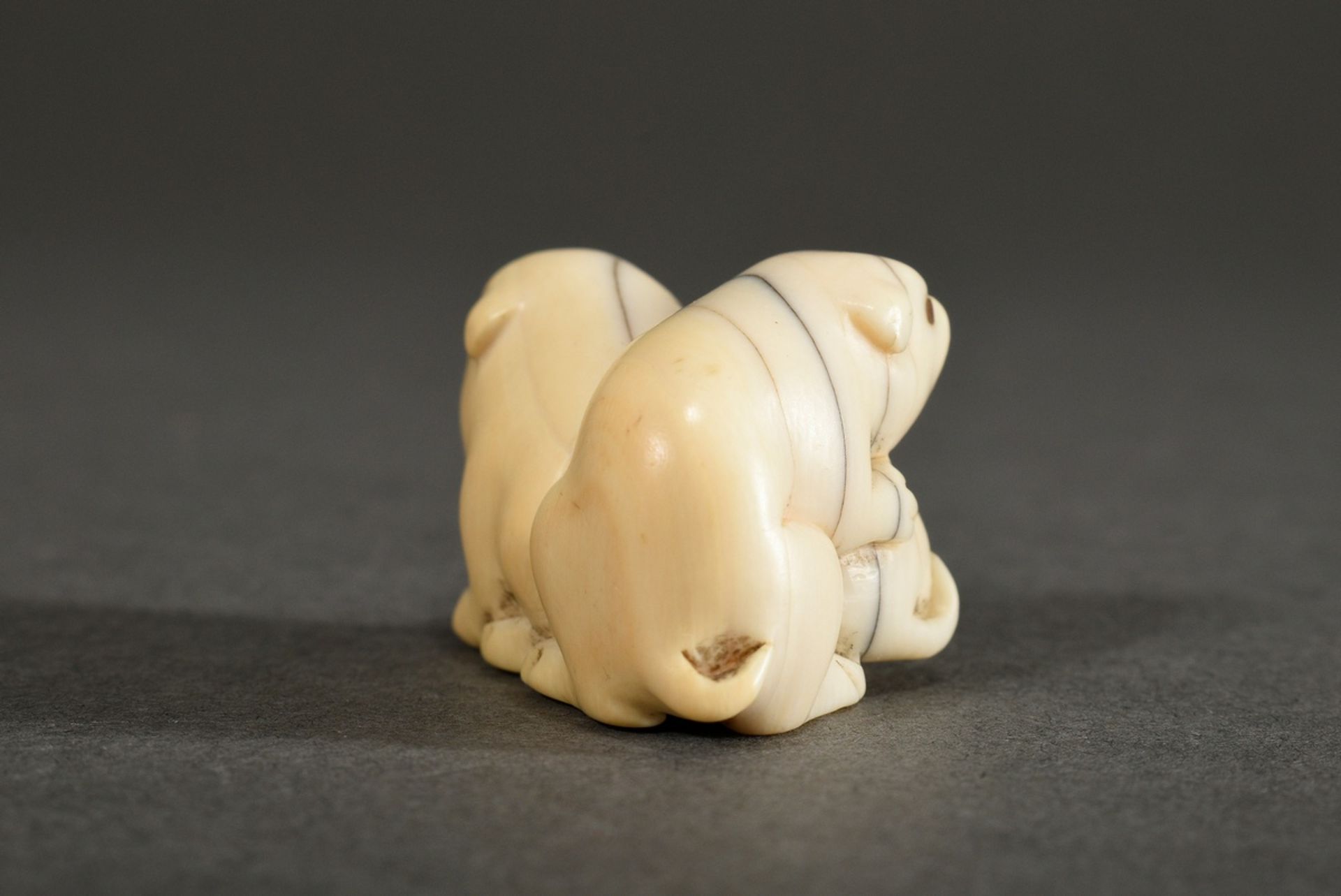 Ivory netsuke "Two puppies" with inlaid horn eyes (1 missing), Japan circa 1900, h. 2cm, cracks, ni - Image 4 of 6