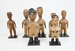 SIEBEN AFRIKANISCHE SKULPTUREN aus Holz