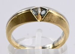 Bicolor Ring mit zwei hellblauen Diamanten