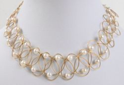 Gold-Collier mit Perlen