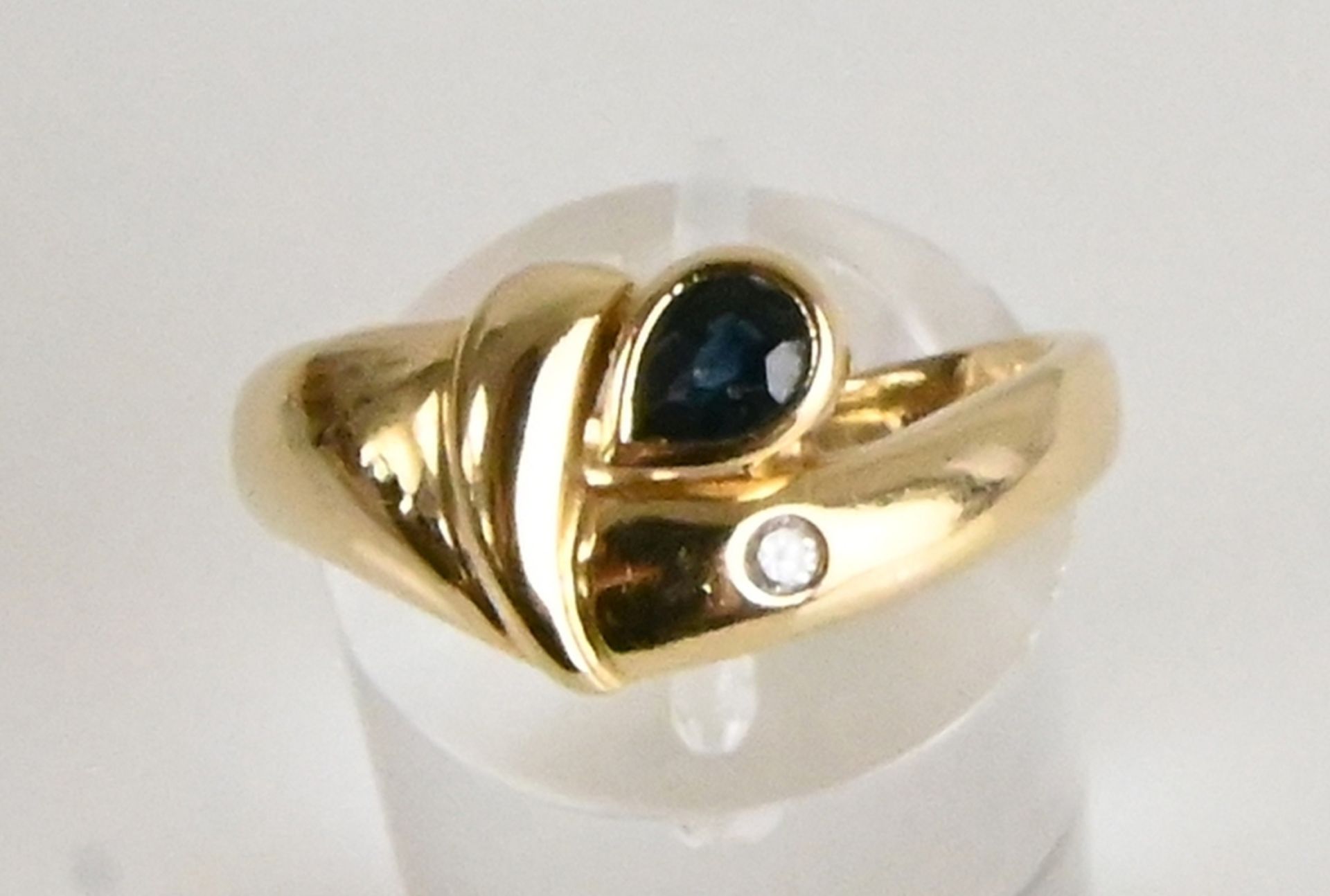 Goldring mit Tropfensaphir und Diamant