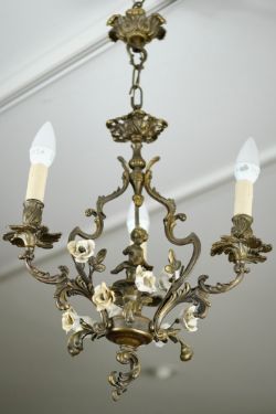 DECKENLAMPE, Eisen, Rosenmotive, Leuchtmittel nach Kerzen stilisiert.