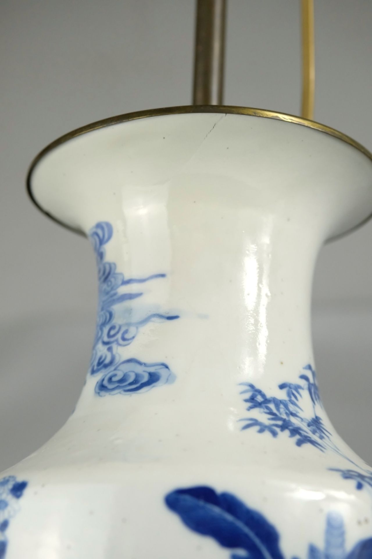 CHINESISCHE VASE mit Montierungen als Tischlampe; großer Riss am Hals; H 43cm - Bild 6 aus 7