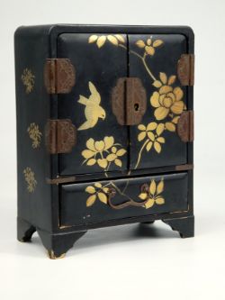 JAPANISCHES SCHRÄNKCHEN, schwarzes Holz, Blumen- und Vogelmotive, vier Schubladen und zwei Türen, S
