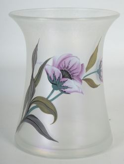 VASE, Erwin Eisch, Formgeblasenes Glas, Milchglas, irisierend, Verzierung mit Blume und Libelle, Si