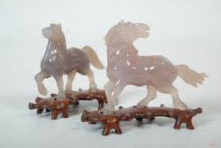 JADE zwei Pferde mit Sockel, je ca. 10x9x3 cm, China