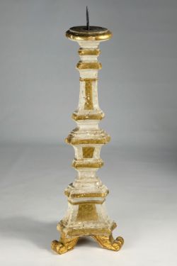 KERZENSTÄNDER aus weiß lasiertem Holz, mit goldfarbenen Elementen, stammt aus einem Schloss