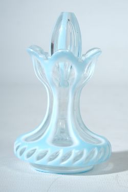 BIEDERMEIER PARFUMFLAKON, durchsichtiges Glas, weiß und hellblau überfangen und geschliffen, sechss