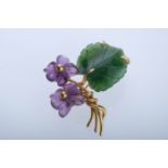 BROSCHE Blumenbouquet, lila Blüten und grünes Blatt, Kunstharz, Gelbgold 333, L 3cm, 4,9g