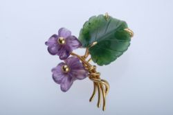 BROSCHE Blumenbouquet, lila Blüten und grünes Blatt, Kunstharz, Gelbgold 333, L 3cm, 4,9g